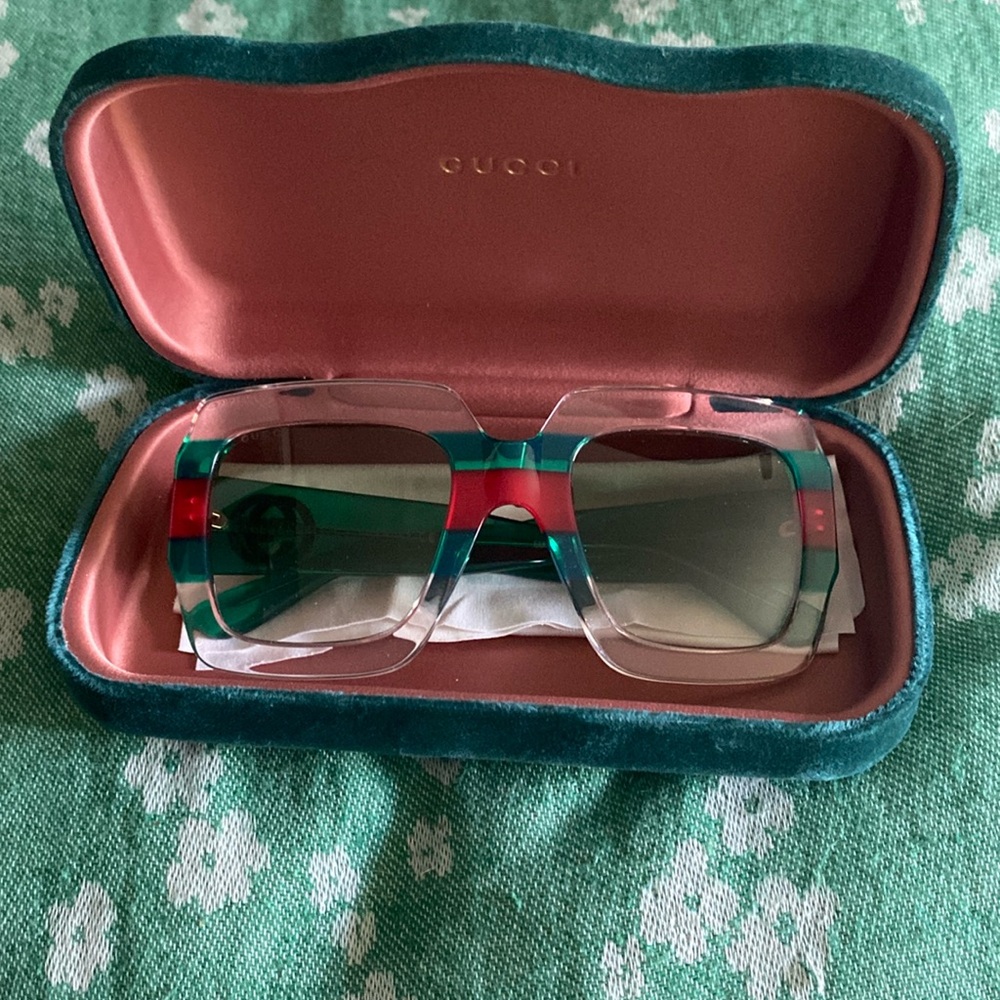 Authentic Gucci sunglasses!! Zero scratches and like new condition ❤️💚❤️
